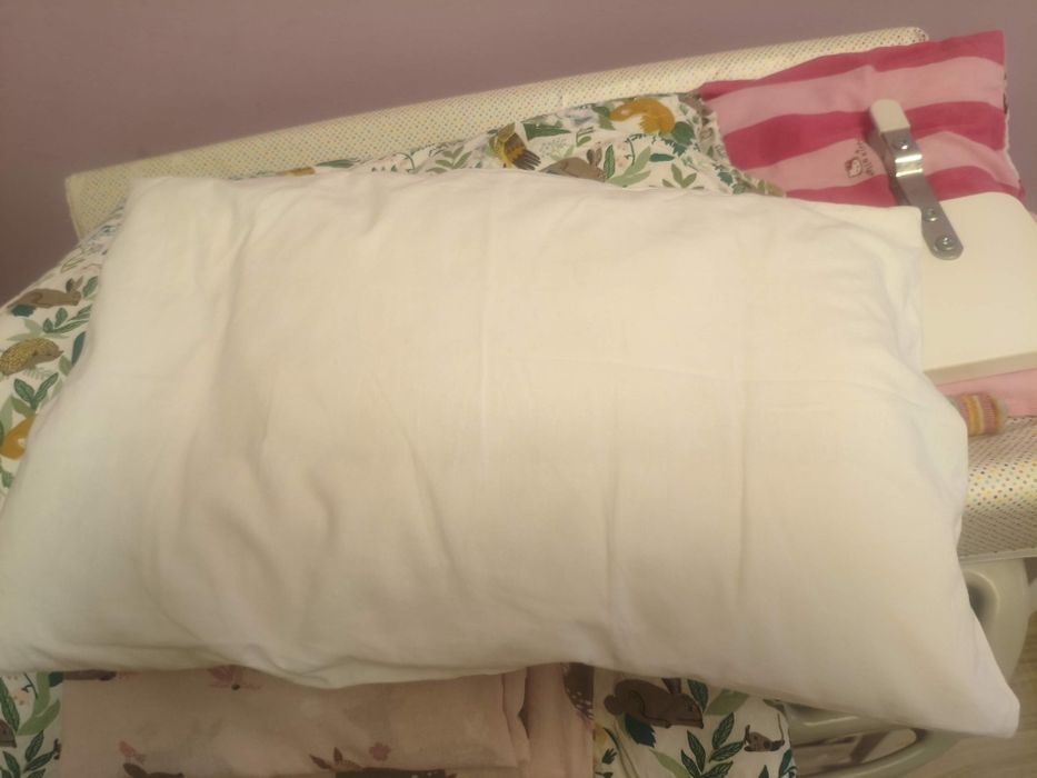Berço ou cama de bebé com proteção, colchão edredom e roupa de cama