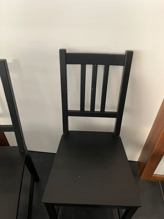 Cadeira em madeira maciça