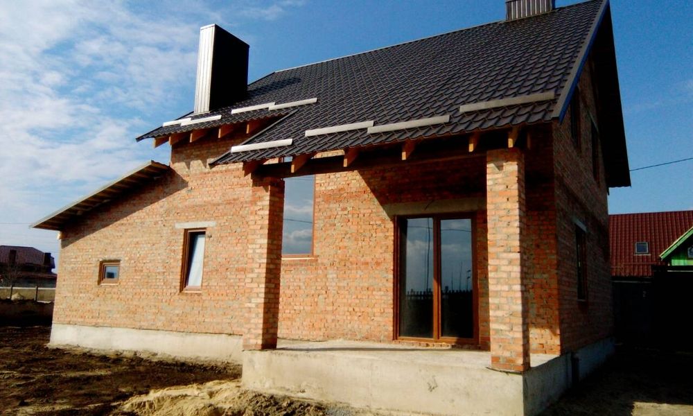 ПРОДАЄТЬСЯ новий 3-К будинок з червоної цегли: комфорт та надійність