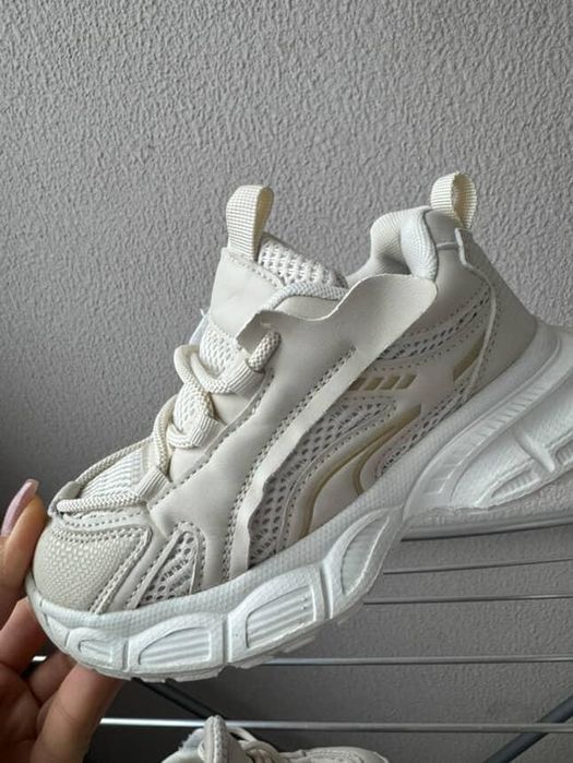 Дитячі кросівки бежеві