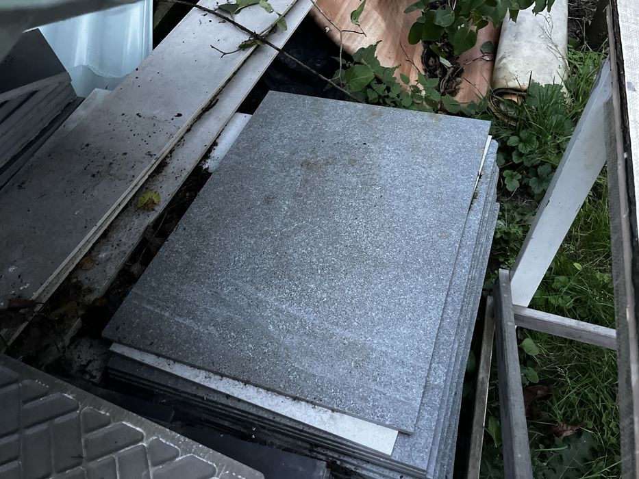 2 palety płytek całych i kawałków