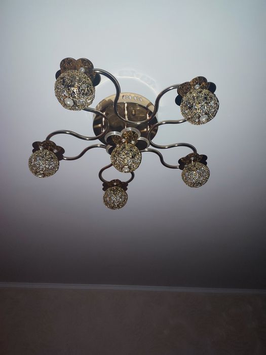 Потолочная люстра на 6 плафонов