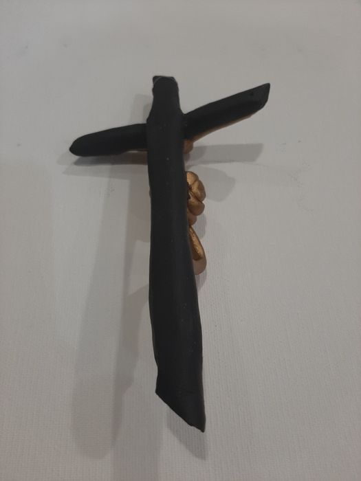 Crucifixo com cristo em barro