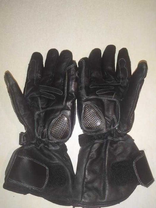 Мотоперчатки кожаные с защитой суставов и пальцев.
