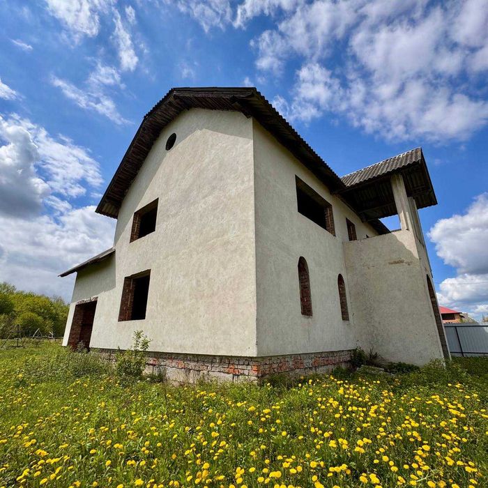 продаж велика земельна ділянка з коробкою будинку. дуже гарне місце.