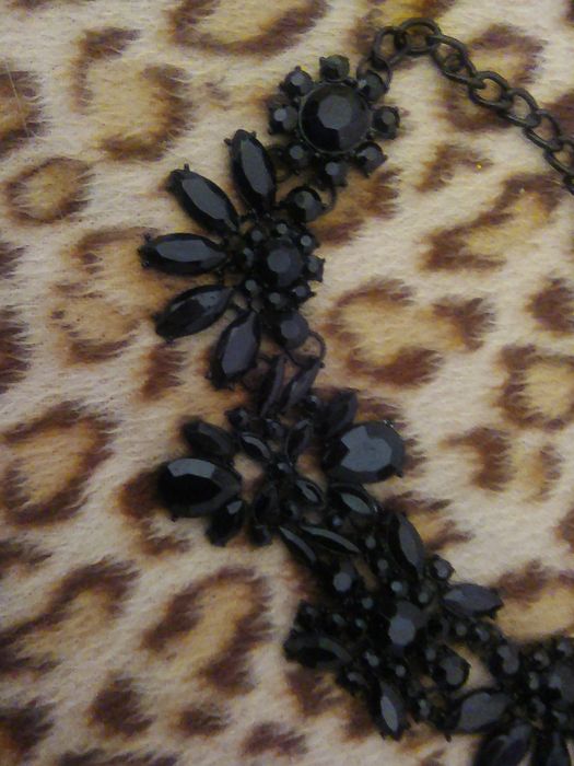 Colar com cristais preto
