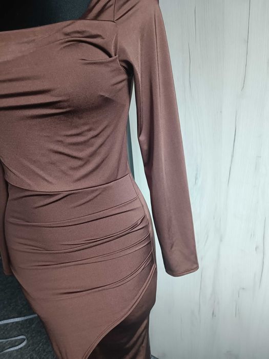 Elegancka sukienka z rozcięciem