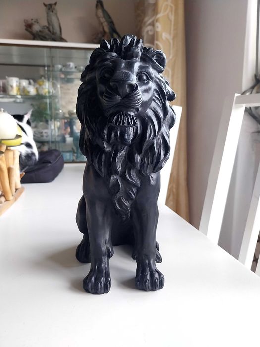 Estátua/estatueta de leão preto