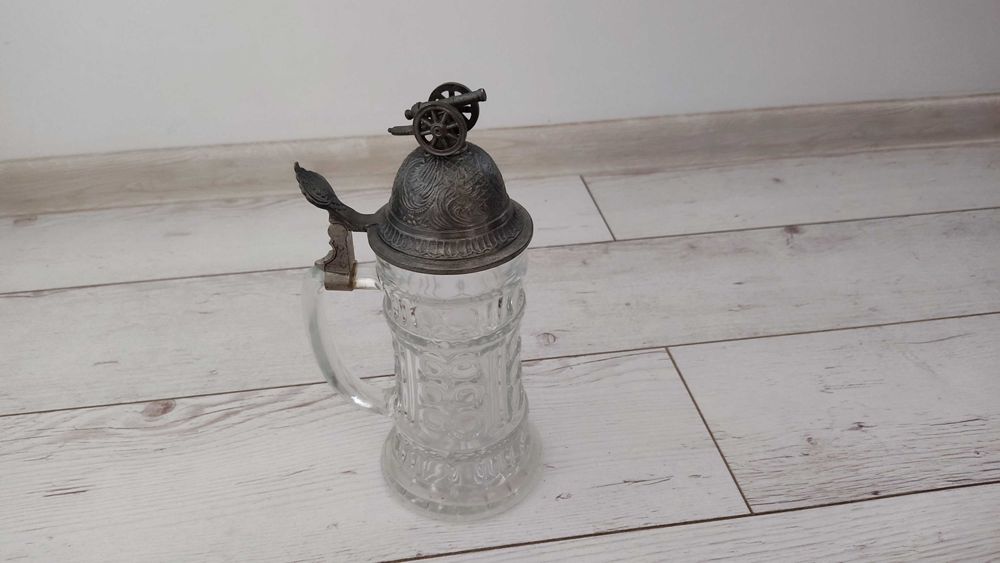 Kufel do piwa z pokrywą, armatą