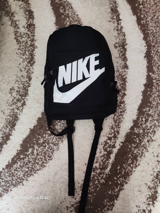 Продам оригінальний невеликий міський рюкзак Nike у класичному чорному кольорі.
