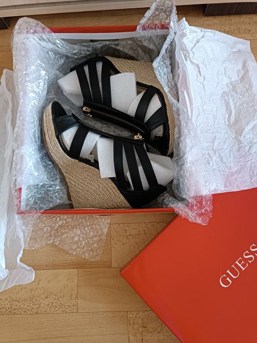 Взуття на танкетці Guess