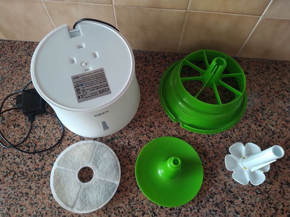 Bebedouro para gatos e cães com filtro casa quarto apartamento vivenda escritório gabinete carro cozinha.