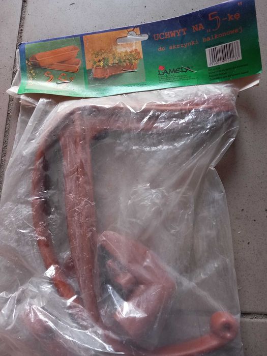 Uchwyty do skrzynki balkonowej