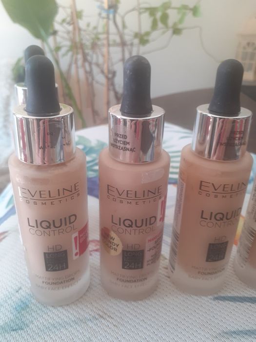 NOWE podkłady Eveline LIQUID CONTROL 1 sztuka 25 zł
