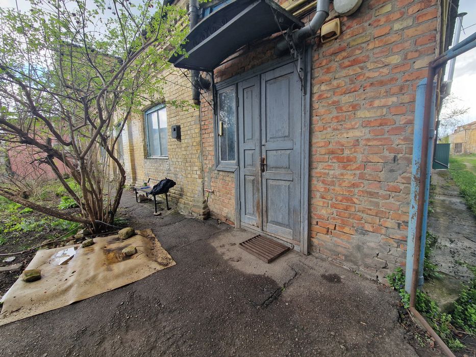 Продам 2к квартиру з окремим виходом + 7 соток землі  м.Кагарлик