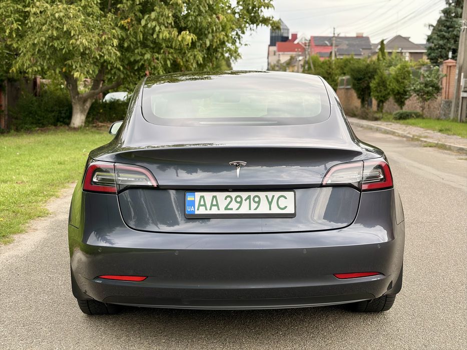 Tesla Model 3  2021 рік