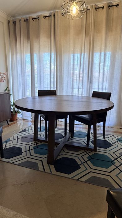 Mesa e cadeiras sala de jantar.