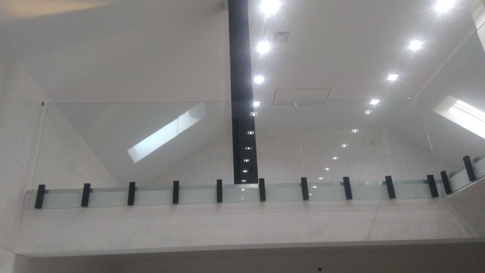 Balustrada szklana na rotulach, nierdzewna, na szynie, inox