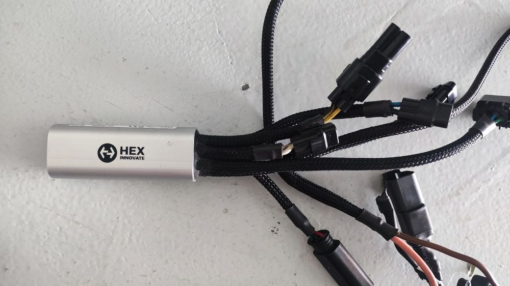 Faróis Auxiliares Vision X LED + Módulo HEX Innovate – Kit Completo para Moto