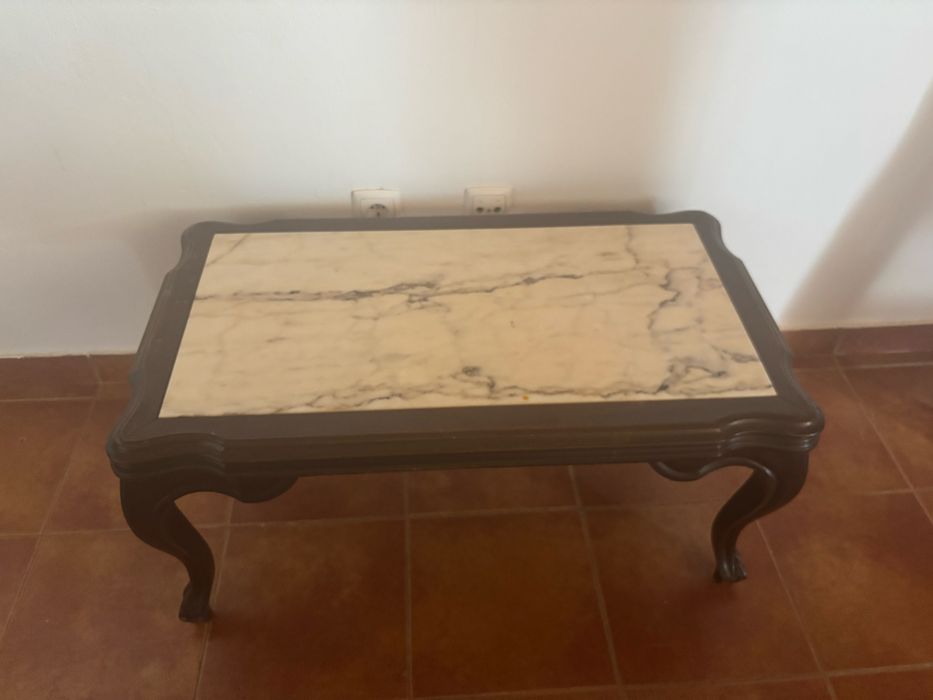 Mesa de centro com tampo em mármore
