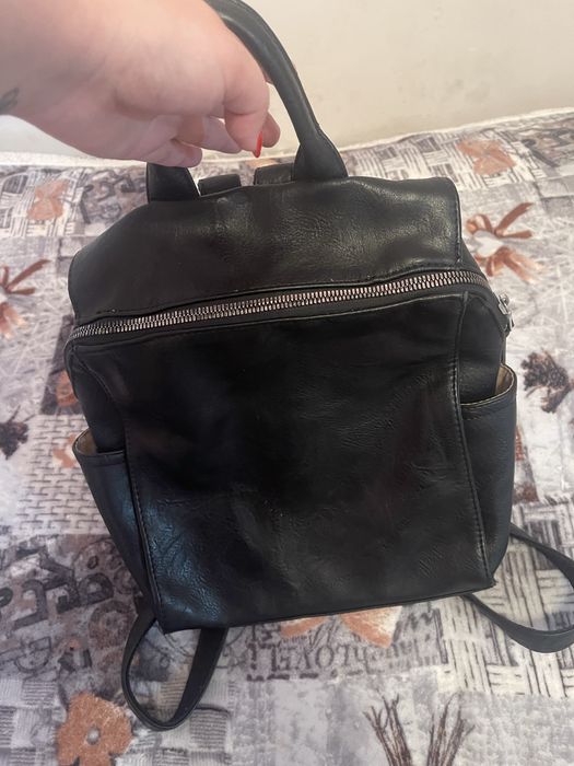 Mochila preta com um fecho grande