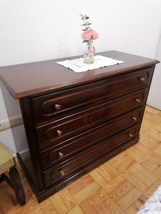 Cama, mesinhas de cabeceira e Cómoda