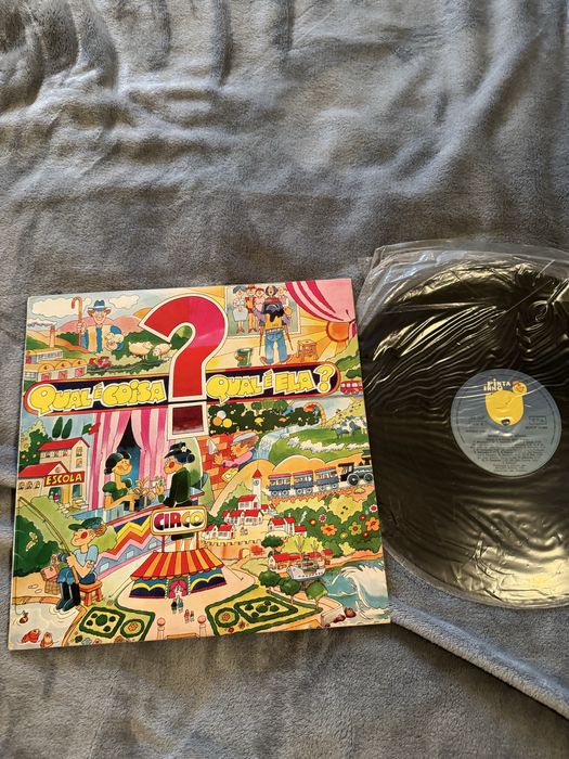 vinil: qual é coisa qual é ela ? - Maria Helena Águas