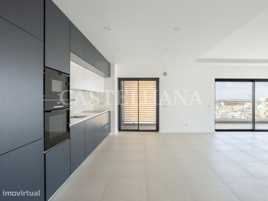 Apartamento T2 duplex, com varanda, em Faro