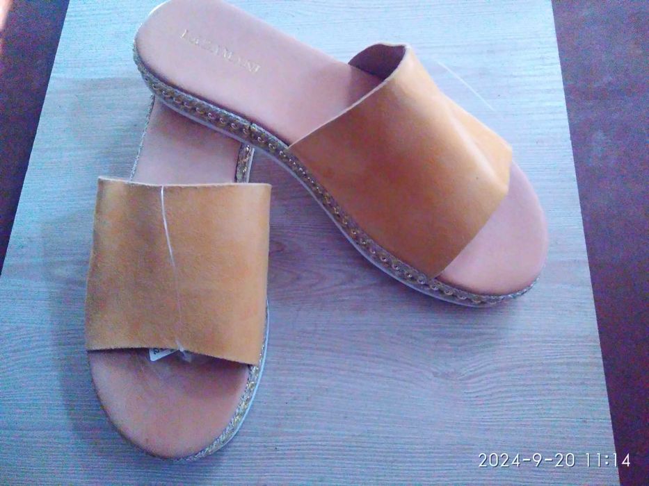 Взуття жіноче ,босоніжки шкіряні.
