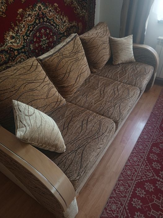 Sofa rozkładana z poduszkami