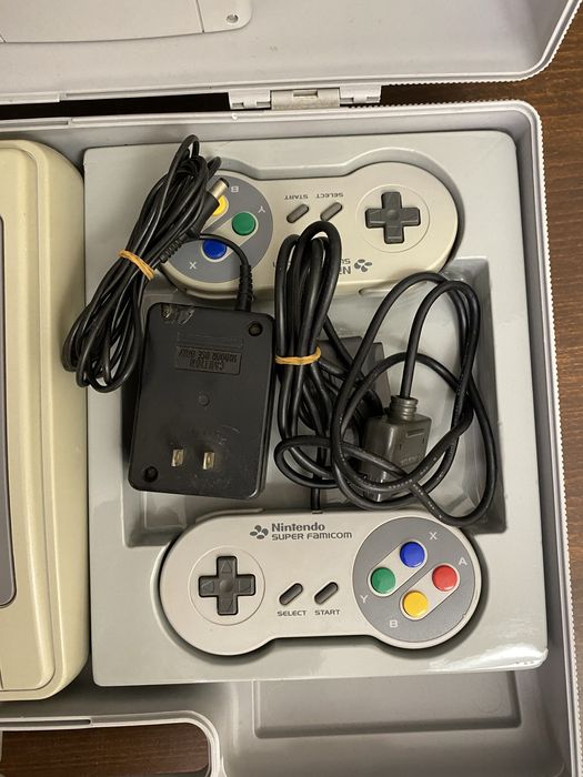 Nintendo Superfamicom ntsc j в кейсі. можливо Кредит