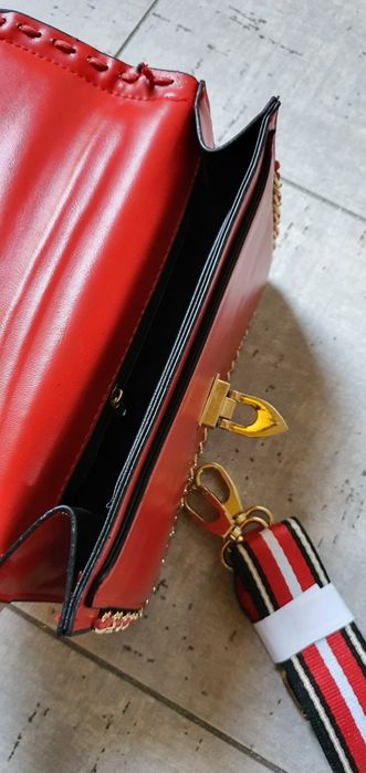 Śliczna czerwona torebka listonoszka szeroki pasek łańcuch guess