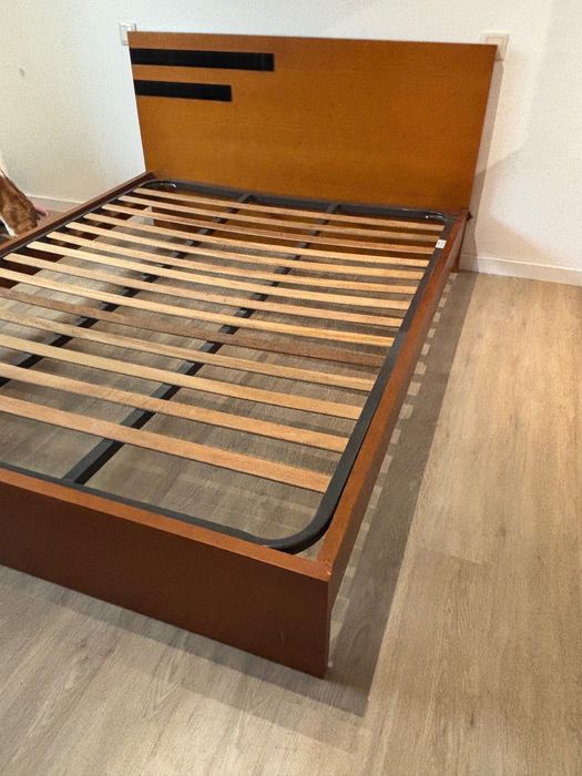 Cama e estrado de madeira