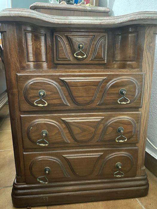 Mobiliário de quarto de casal em madeira e mármore