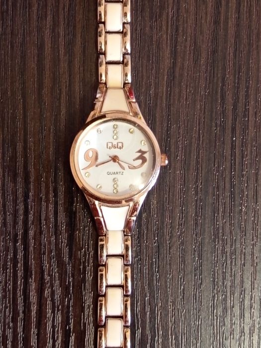 Продам часы женские Q&Q , кварцевые , золотистые