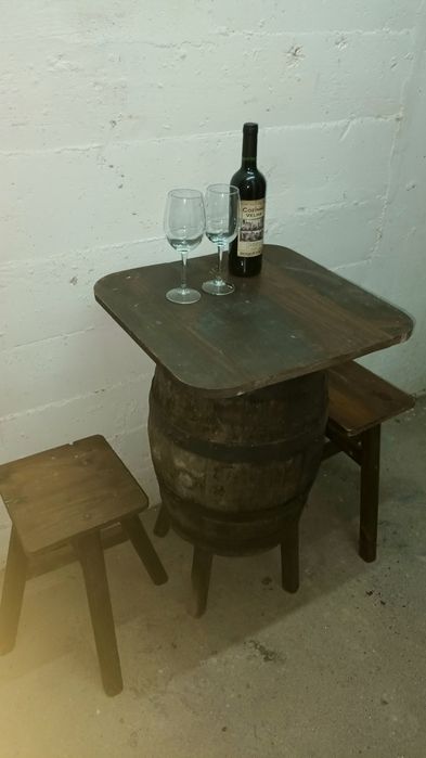Mesa de pipo com oferta de 2 bancos