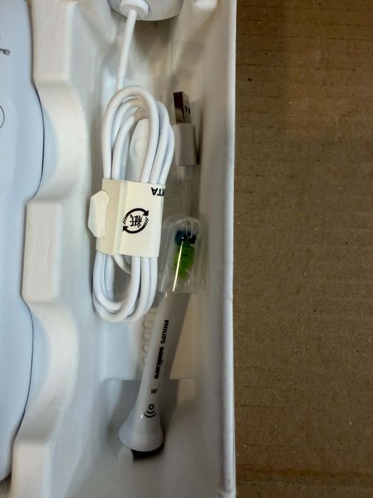 Biała szczoteczka soniczna Philips Sonicare 5500