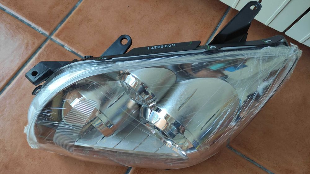 Farol ótica Toyota Avensis T25 NOVO