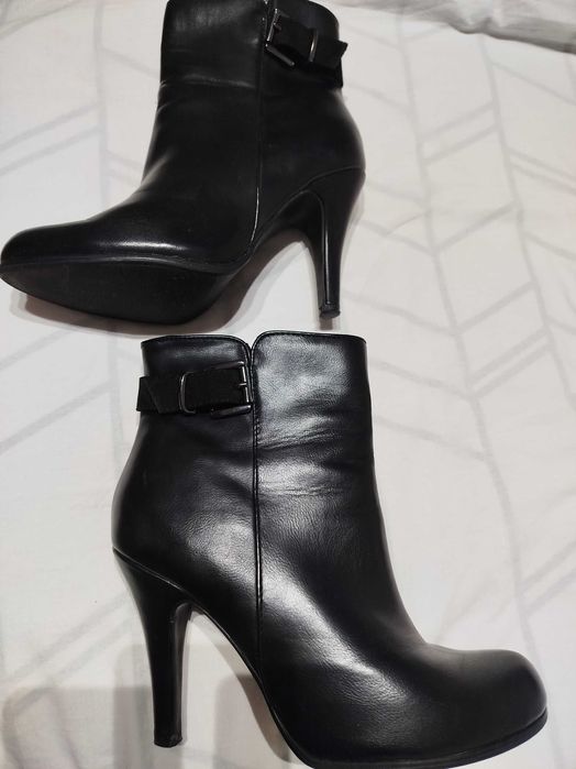 Bota preta em pele tam 39