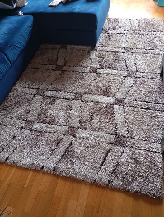 Tapetes de sala branco e castanho