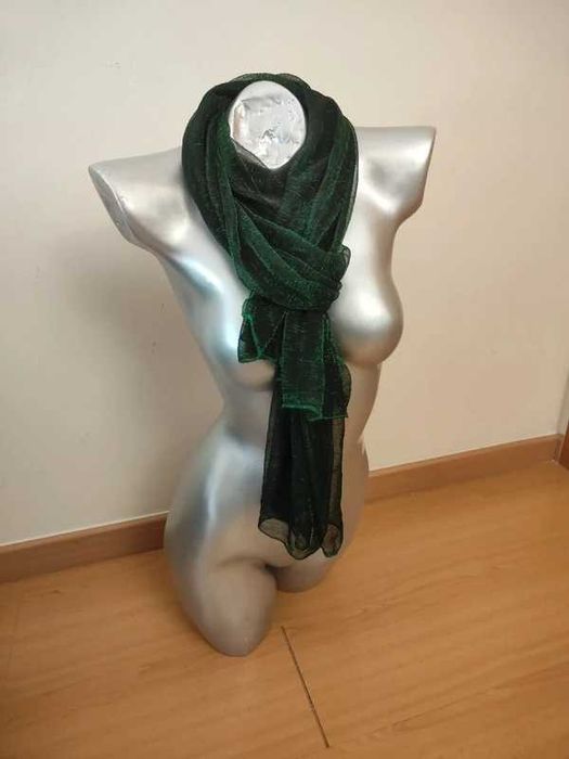 Écharpe ou um lenço de fio metalizado em tons de verde esmeralda e preto