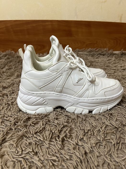 Продам кросівки Guess