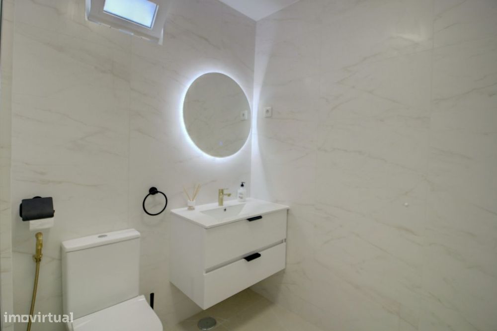 Apartamento T3 Totalmente Renovado, mobilado e com Vista Mar em Olhão