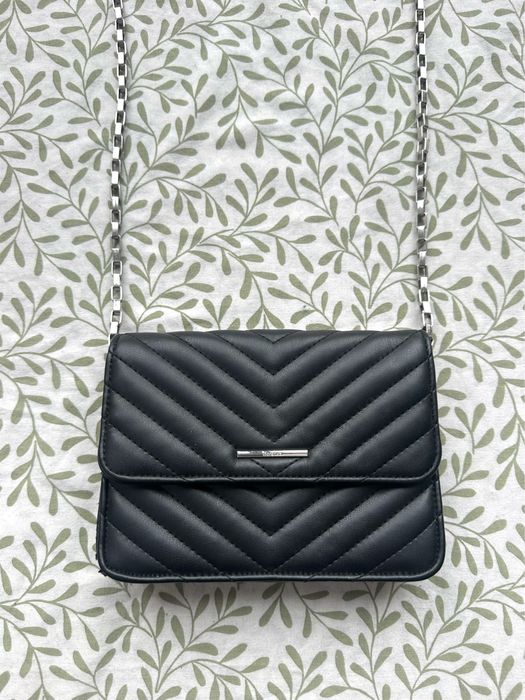 Czarna damska mała torebka eleganka klasyczna basic must have Bershka