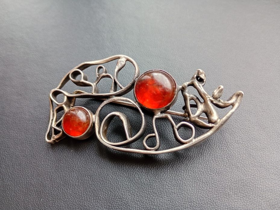 Srebrna duża broszka ORNO bursztyn