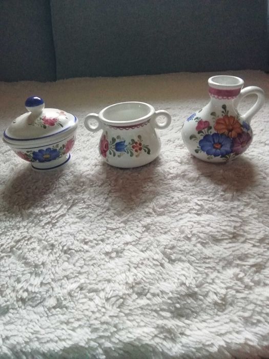 Zestaw dekoracyjnych małych wazonikòw z porcelany w stylu wiejskim.