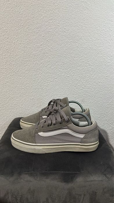 Vans cinza.