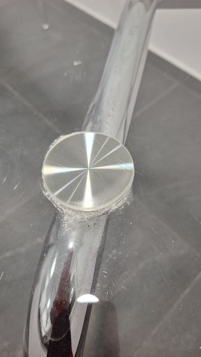 Bela mesa com tampo de vidro e pés de metal