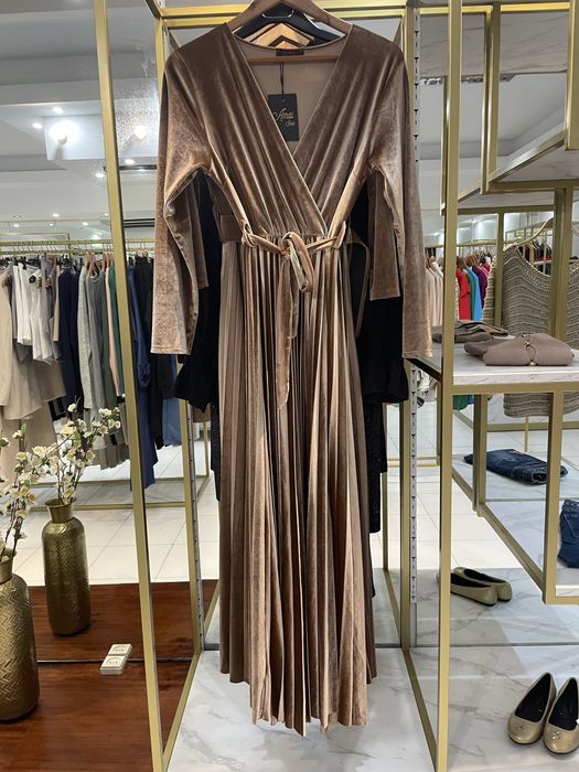 Mobiliario de loja  de roupas( balcao, mesa, moveis, charriots, baroes