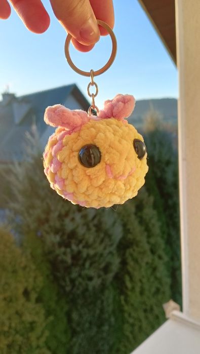 Ręcznie robiona pszczółka, breloczek na szydełku